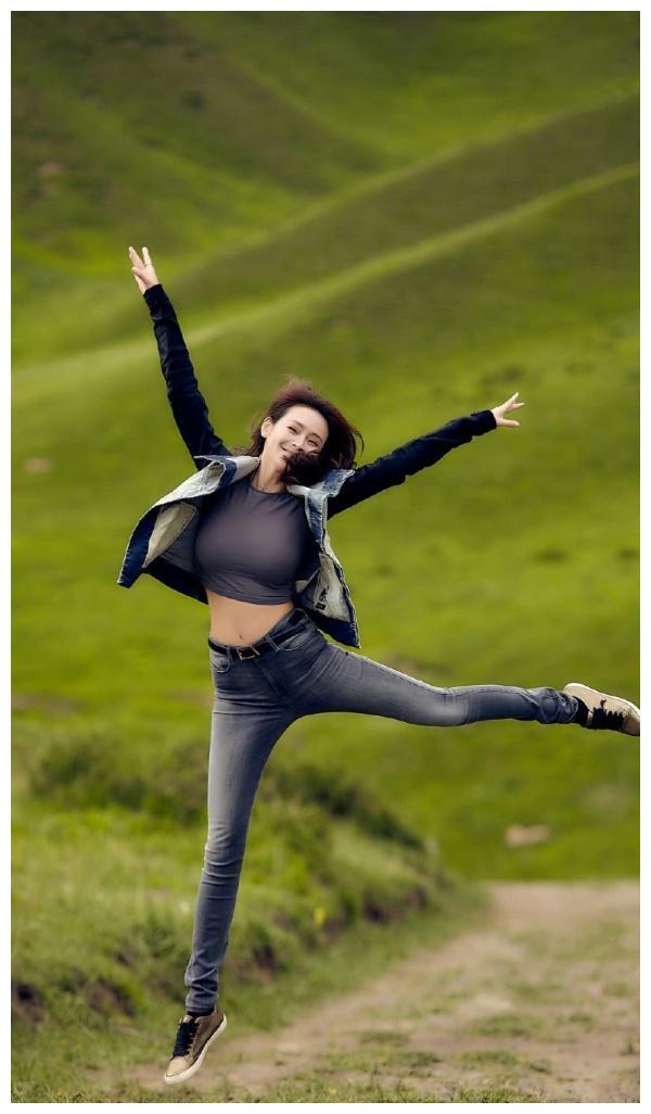 影视明星于明加尽显职场女性御姐风范