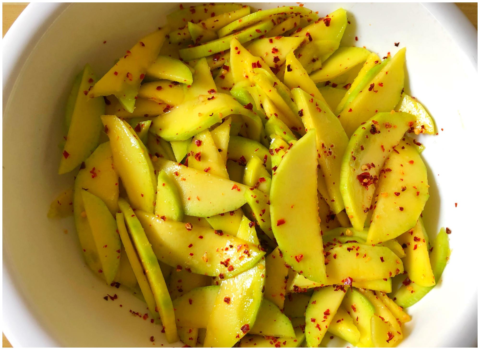 南方人这样吃芒果,北方人表示:好奇葩的吃法,南方人:巨好吃