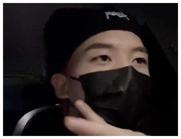 黑脸v跨年开直播,镜头前首度露出"正脸",好好的脸