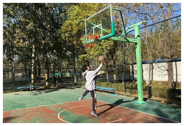 2020年4月1日,王源在国外社交媒体上更新了一张打篮球的照片