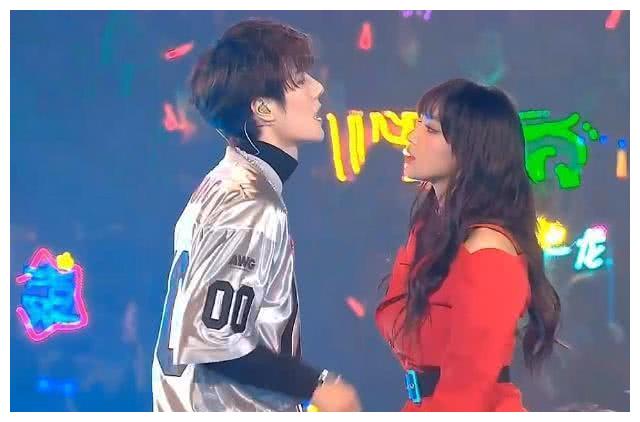 程潇被王一博摸下巴后者却害羞王一博一个举动更显人品