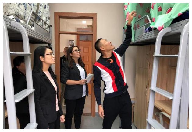 黑龙江一高校查寝视频引关注，毕业生举报老师索贿，校方给出回应休闲区蓝鸢梦想 - Www.slyday.coM