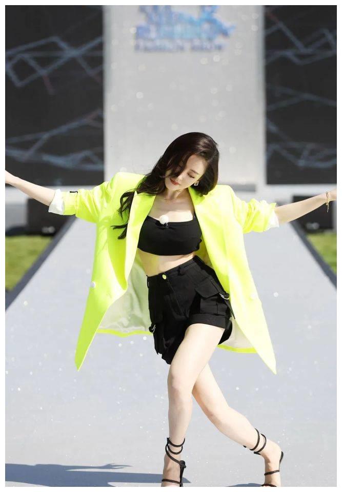 张天爱晒《奔跑吧》花朵造型 "t台走秀"可盐可甜__财经头条