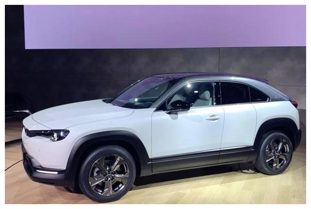 马自达新款suv,对开门设计,配三块液晶屏,看颜值就想买单!