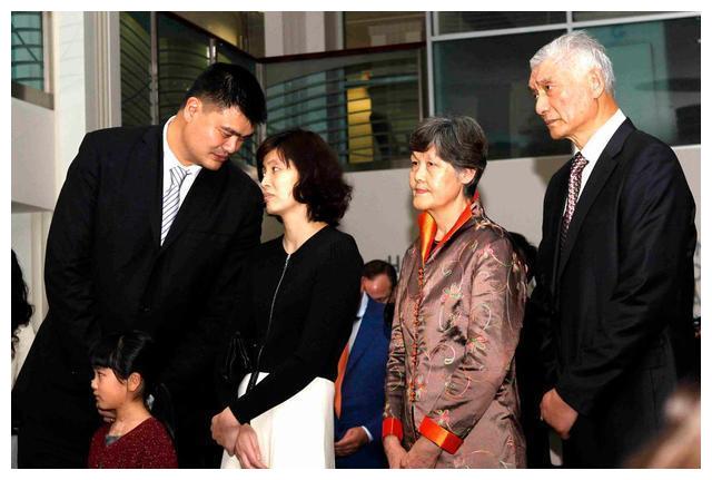 男篮功勋姚明一家现状38岁妻子风韵十足9岁女儿身高已1米7