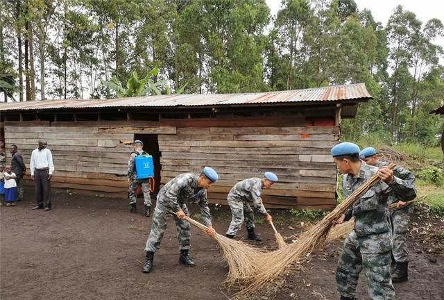 蓝盔“雷锋”走进非洲小学献爱心|雷锋|蓝盔|献爱心_新浪新闻