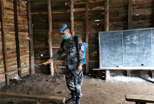 蓝盔“雷锋”走进非洲小学献爱心|雷锋|蓝盔|献爱心_新浪新闻