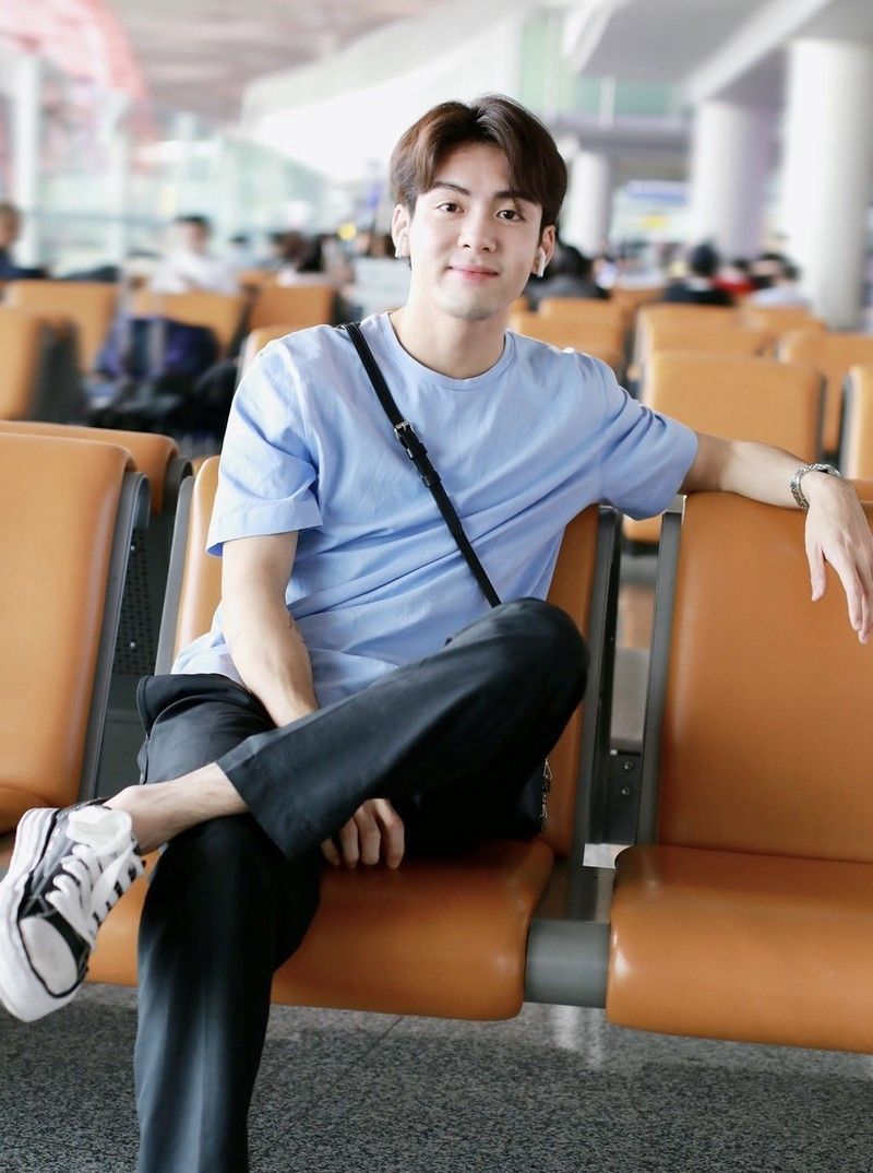 男神美照,图一曾舜晞现身机场,阳光帅气风度翩翩!_高清图集_新浪网