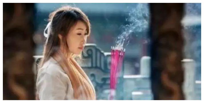 真正念佛的女人有活佛相学佛的女人不会工于心计,因为她深信因果不虚