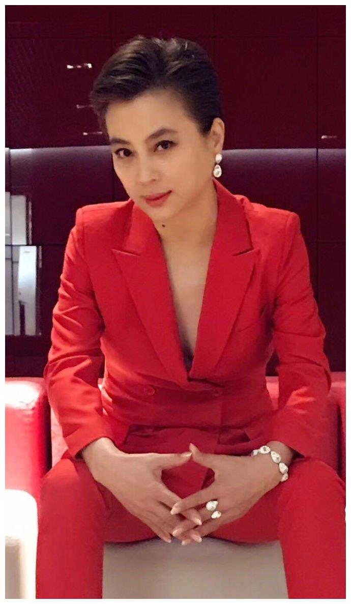54岁玉兔精李玲玉身着红西装玩酷虽结两次婚但气质仍在