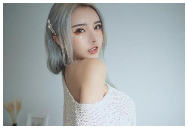 折耳鱼停播转型很成功,拍摄的写真很女神,还可以线下