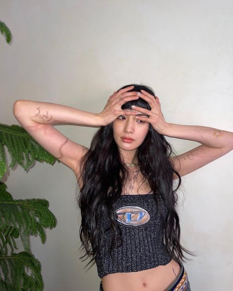 韩国女艺人NANA社交网站发照秀纹身