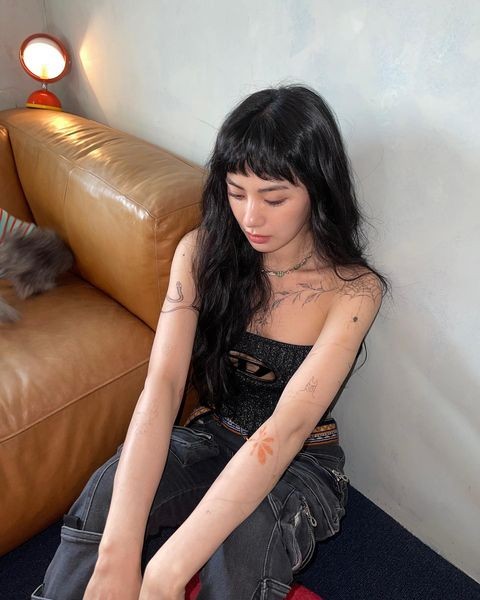 韩国女艺人NANA社交网站发照秀纹身
