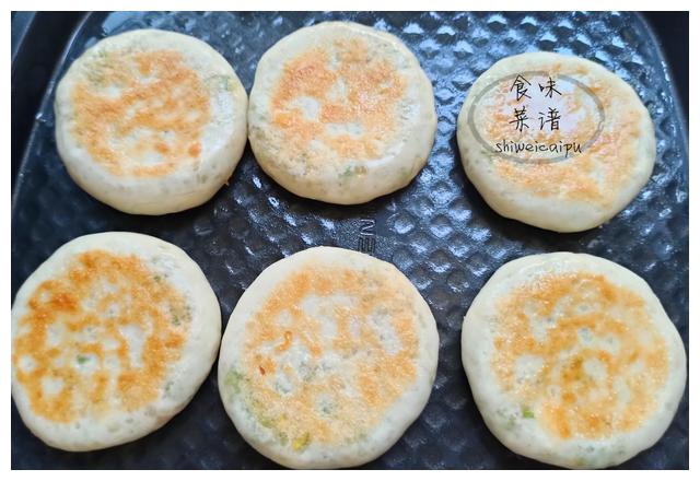 馅饼怎样做才又软又薄?原来和面有讲究,皮薄馅大,放凉了也不硬