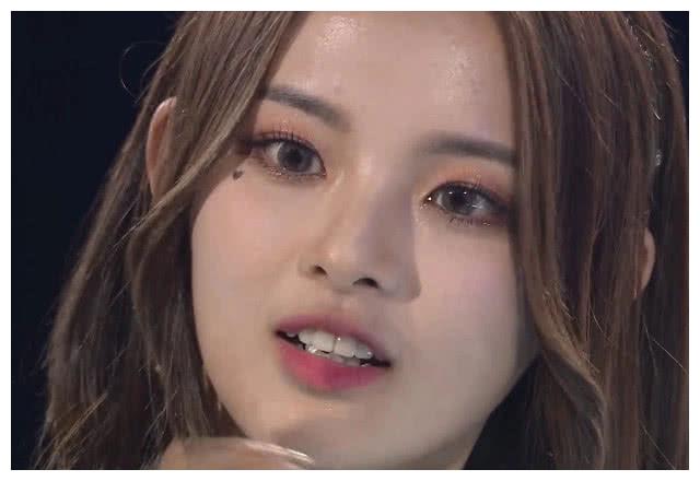 杨超越上台自带薄雾妆,当镜头拉近十倍后,这牙让粉丝跪了!__财经头条