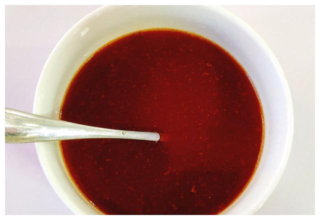 步骤二:用醋,生抽,蚝油,糖,淀粉和蒜蓉辣酱加上适量的清水进行调合,要