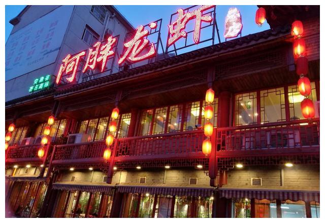 在宁国路,老谢位于宁国路一进门的黄金位置,阿胖一看在地段上比不过你