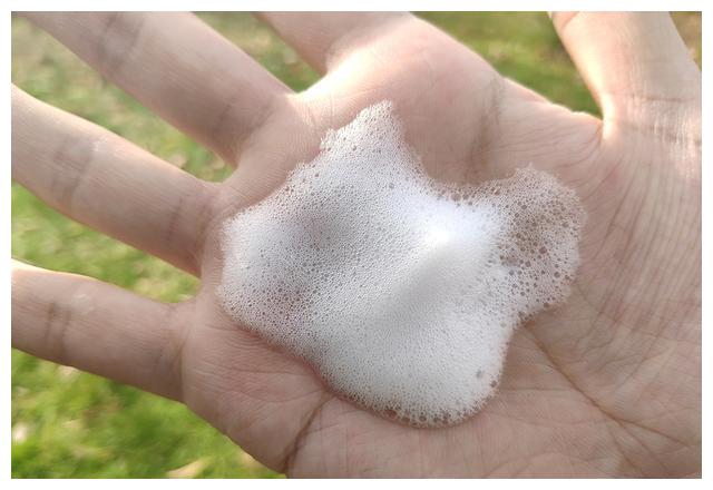 油性皮肤也能用的洗面奶千妇恋氨基酸洁面泡沫