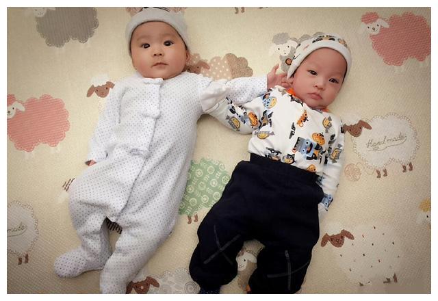 贾静雯晒全家福过万圣节,波妞身高快赶上咘咘,姐妹同框像双胞胎