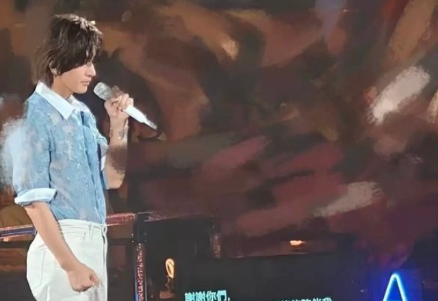 预制的感情！言承旭演唱会提词器曝光，连“眼眶泛红”都标好
