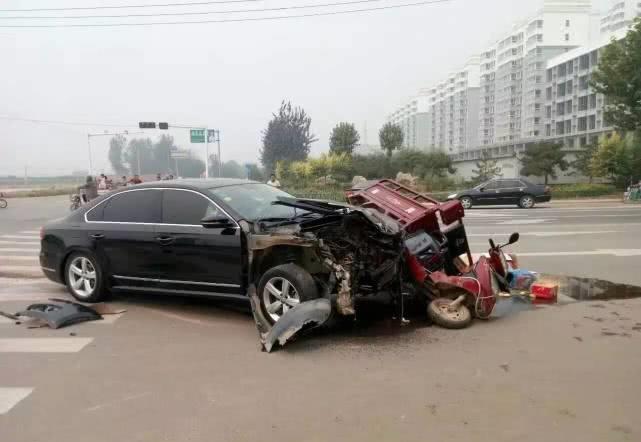 思域故意别倒摩托车，给1000块打发，摩托车主：卖车也不够赔