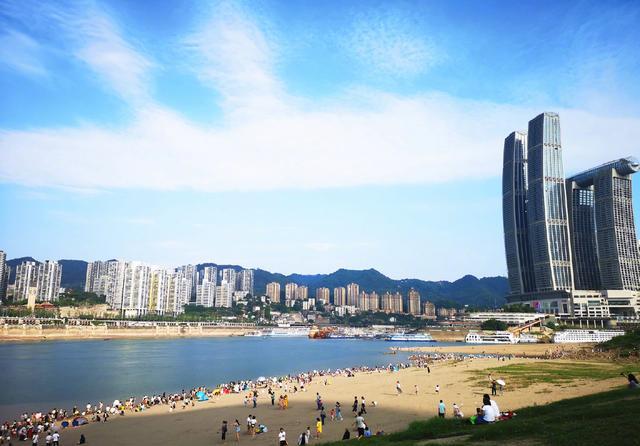 重庆朝天门广场对岸的网红沙滩市民扎堆游玩两江交汇处很网红
