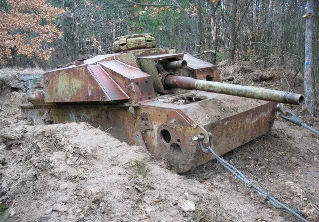 这也是一辆埋在土堆中的iii号g型突击炮,这辆车上安装有一座四号坦克