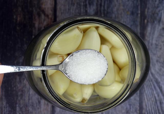 白酒和醋泡大蒜的制作方法，白酒1斤白醋1斤泡大蒜