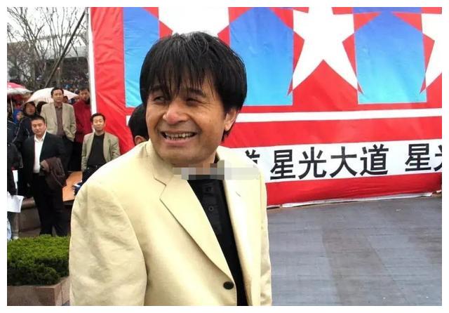 61岁毕福剑现状令人唏嘘冒雨拼命商演浑身湿透苍老到认不出