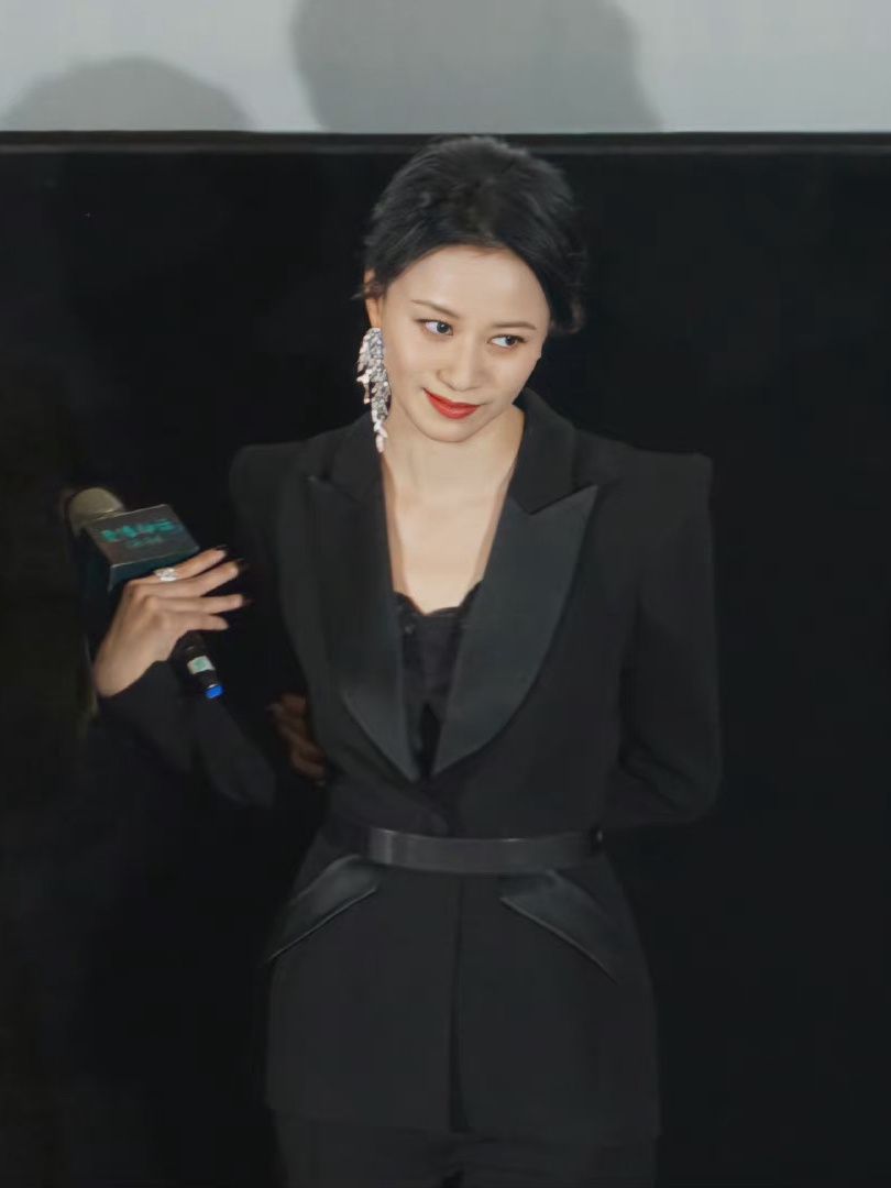 被倪虹洁的气质迷住了西装配红唇演绎优雅女人43岁状态绝美