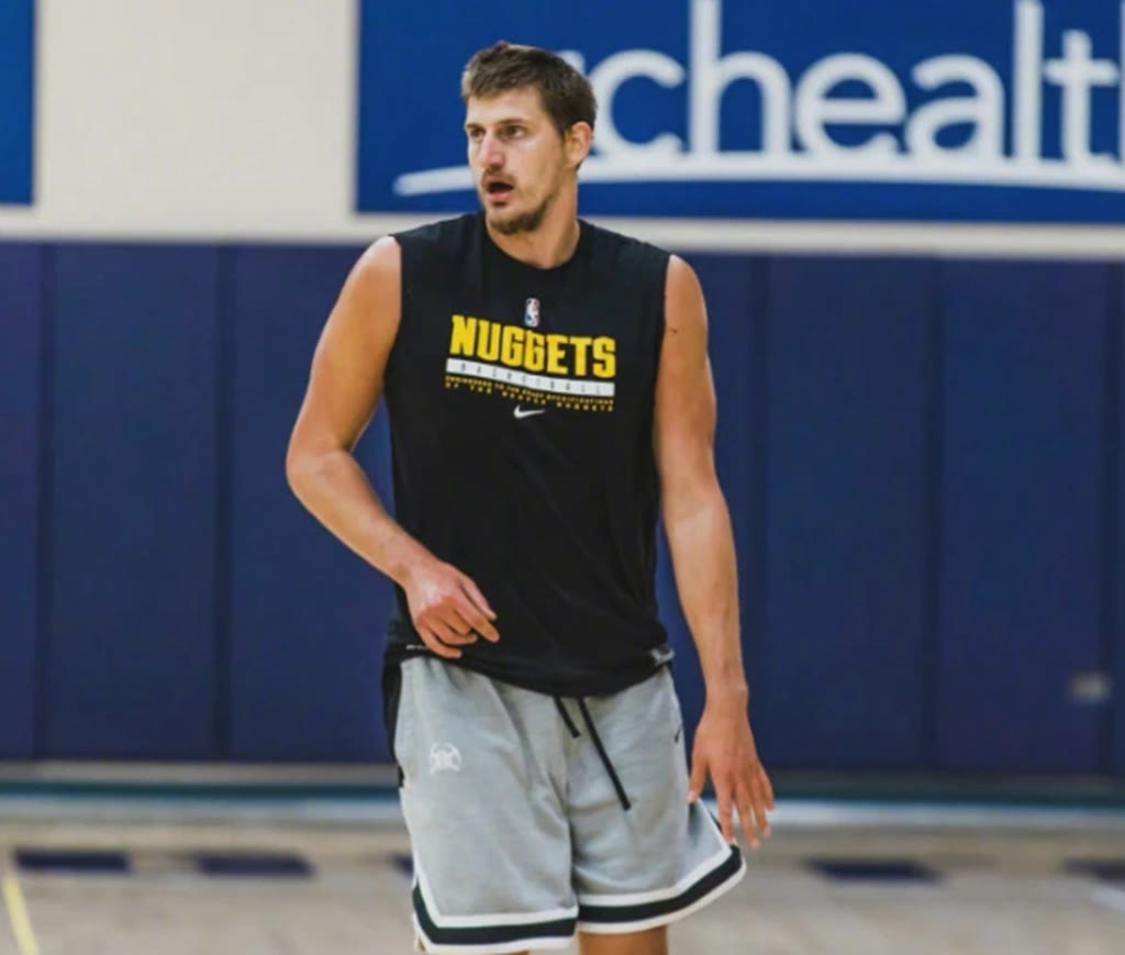 掘金晒出约基奇减重30斤后照片,妻子主动来到丹佛