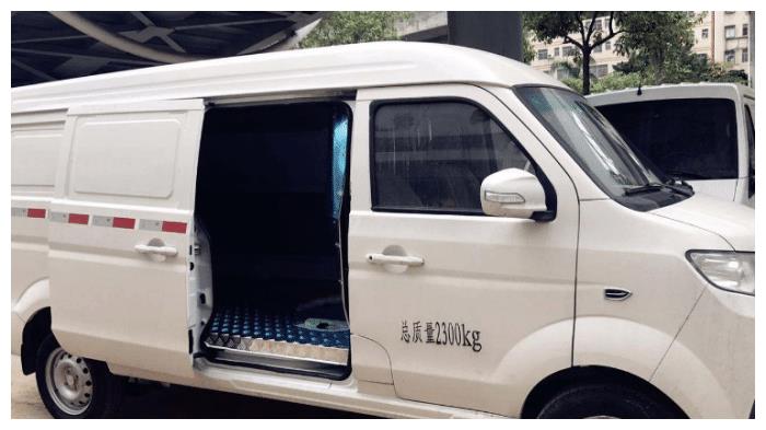 面包车拉人载货都是错车主反问交警那你告诉我这辆车能拉什么