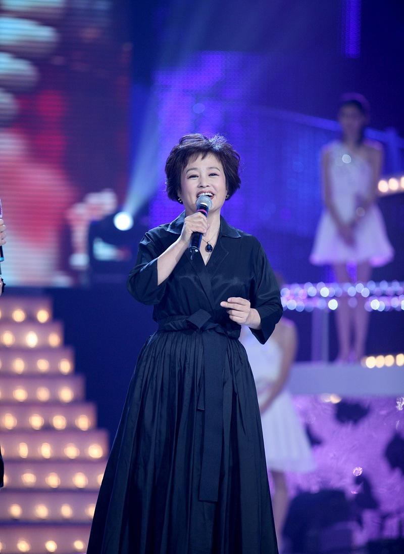 朱明瑛不愧是老艺术家了,随便穿穿都很大气,气质优雅不像奶奶辈_高清