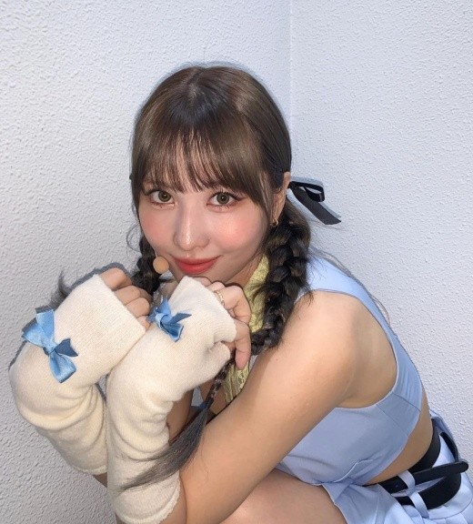 twice成员momo社交网站发照 双麻花辫造型清纯|社交网站|性感|近照