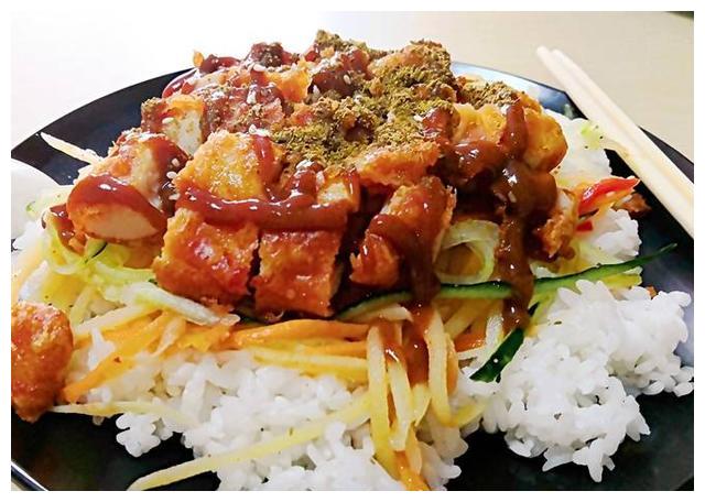 美味的鸡排饭,金灿灿的脆皮,鲜香肉嫩的鸡肉,放什么酱料都好吃