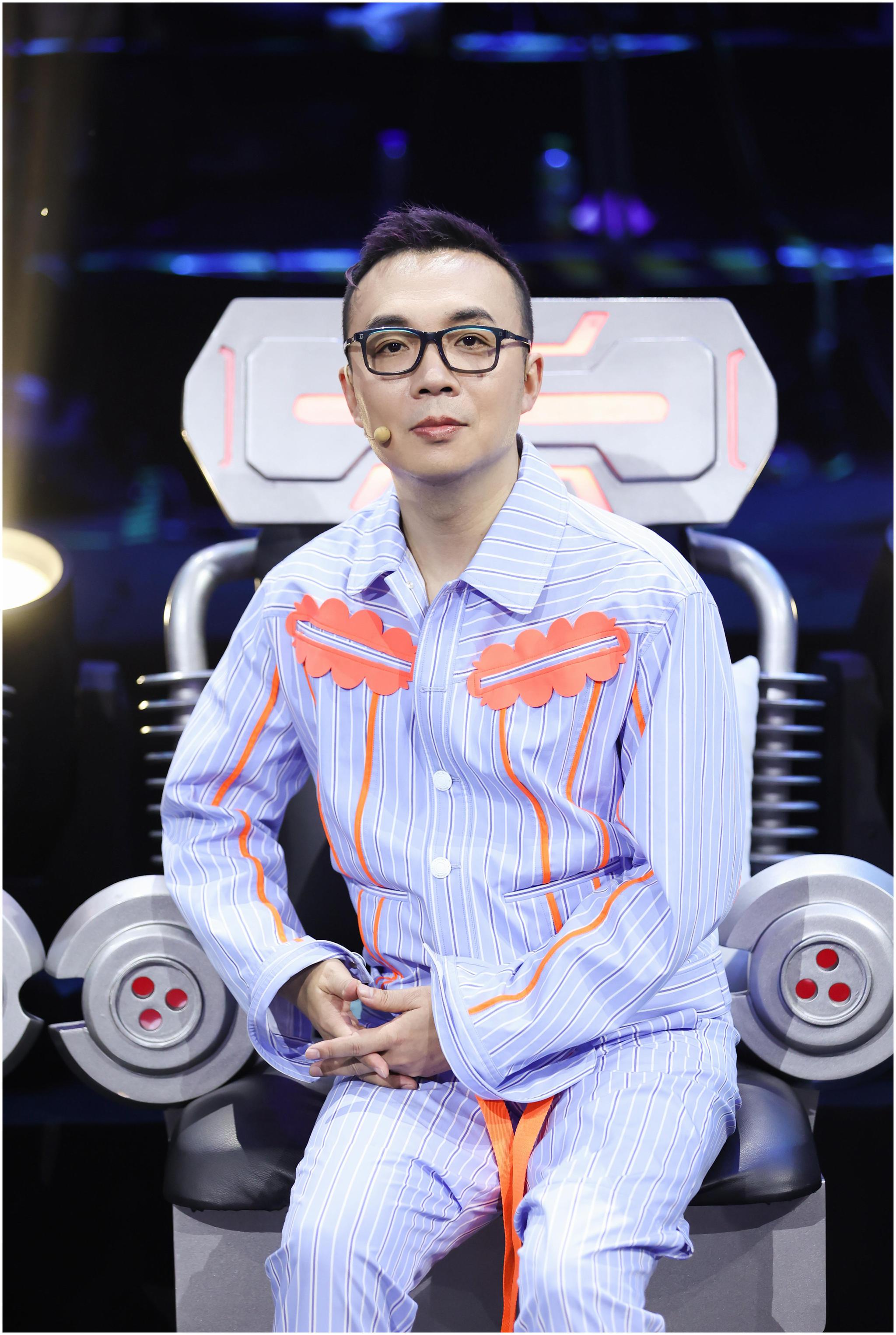 吴克群除了与"舞团歌王"合唱,还被邀请上台和"黑喵警长"学舞,还是一支