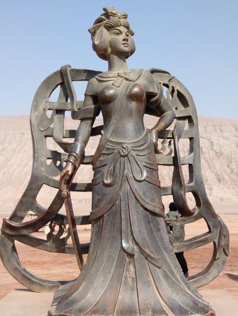 的命运却非常悲催,身上的漆都快被游客们摸光了,它就是"铁扇公主"雕像