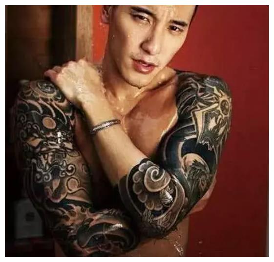 同样是纹身欧豪的个性吴彦祖的渗人都比不过他的纹身衣