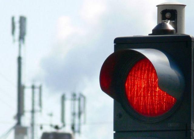 十字路口亮红灯时允许右转却遭扣分老司机驾照买的吧
