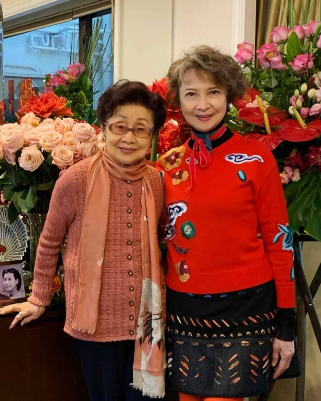 74岁萧芳芳近况曝光头发花白气质高贵二婚后幸福满满