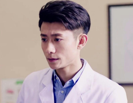 张一山跟34岁女演员拍吻戏,伸出舌头引争议,半睁眼睛太投入