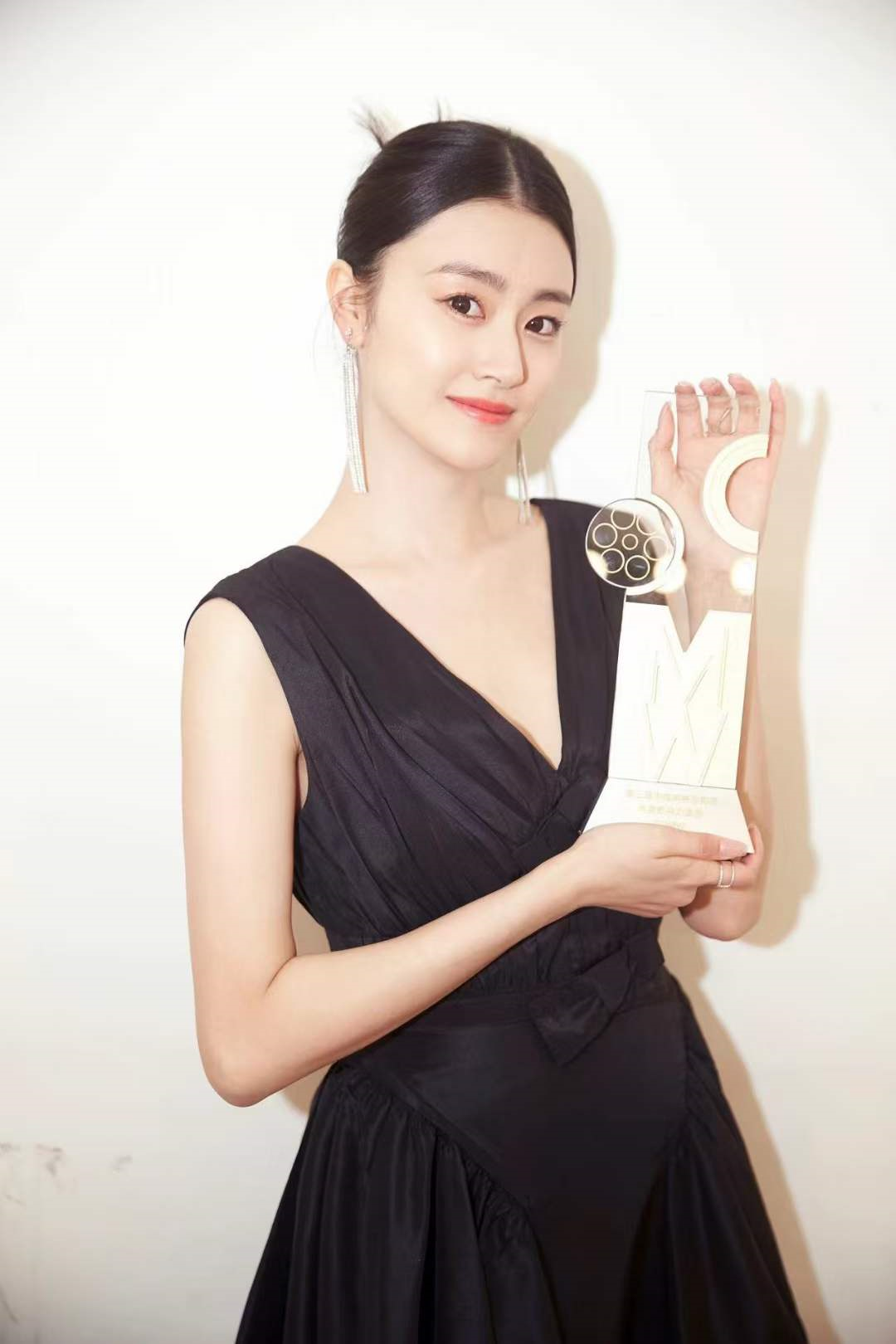 梁颂晴获第三届中国网络电影周年度盛典年度女演员荣誉