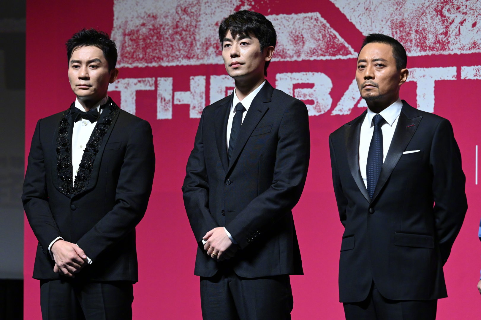 吴京朱亚文韩东君穿帅气西装,现身长津湖首映,网友:全是硬汉