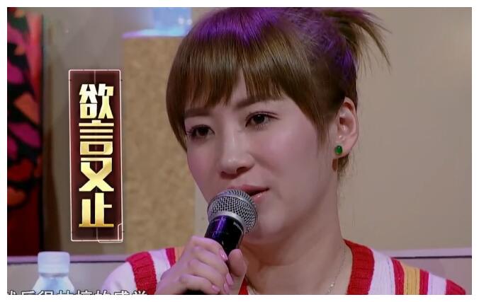 在齐秦讲诉这些背后的故事时,孙丽雅几次欲言又止.