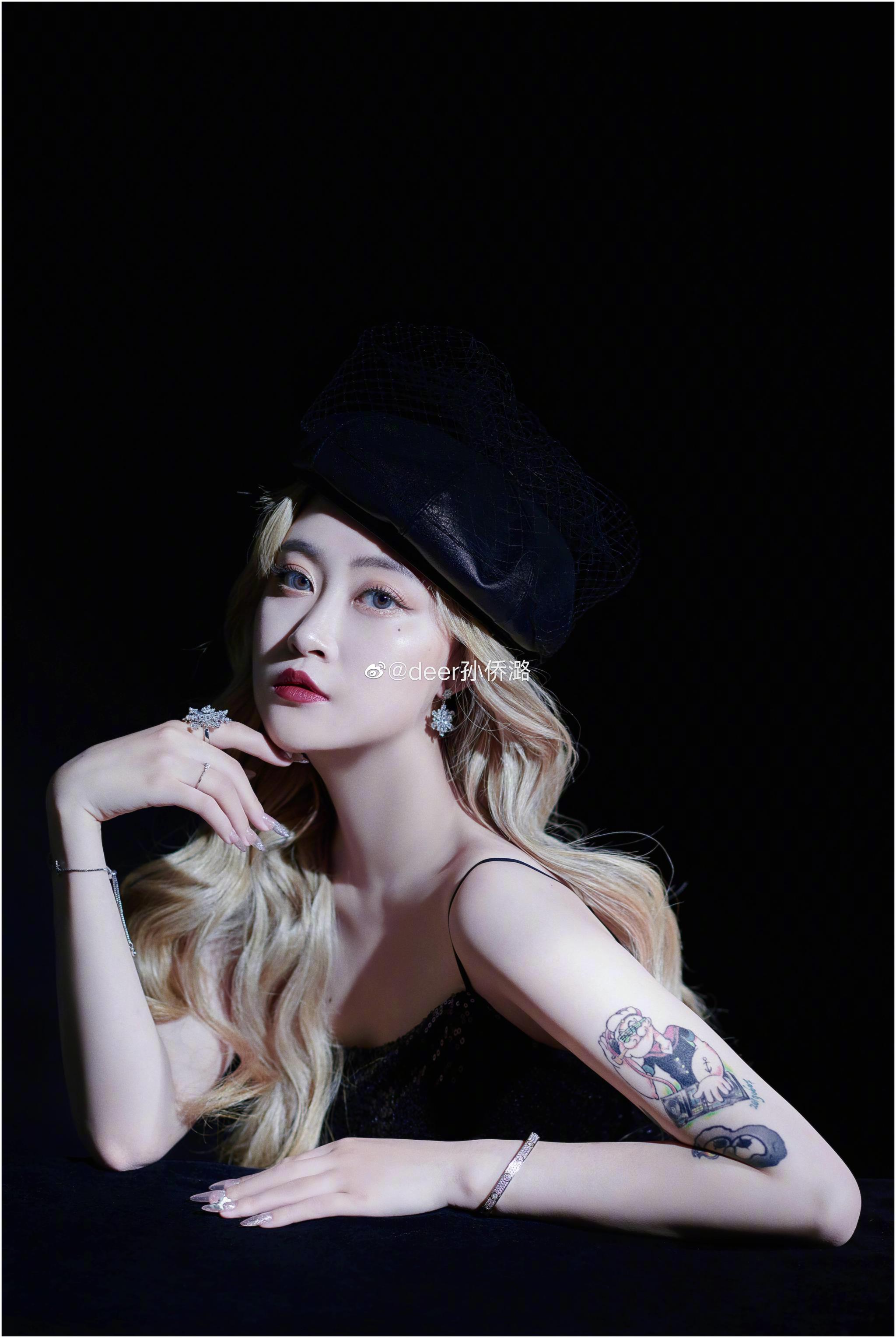 女星孙侨潞跨年夜邻居发文印象中她并不是一个受欢迎的女孩子