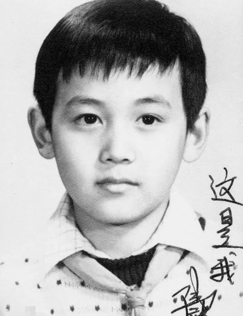 幼儿园已经是个小文艺活跃分子,刚好碰上《泉水叮咚》剧组来幼儿园挑
