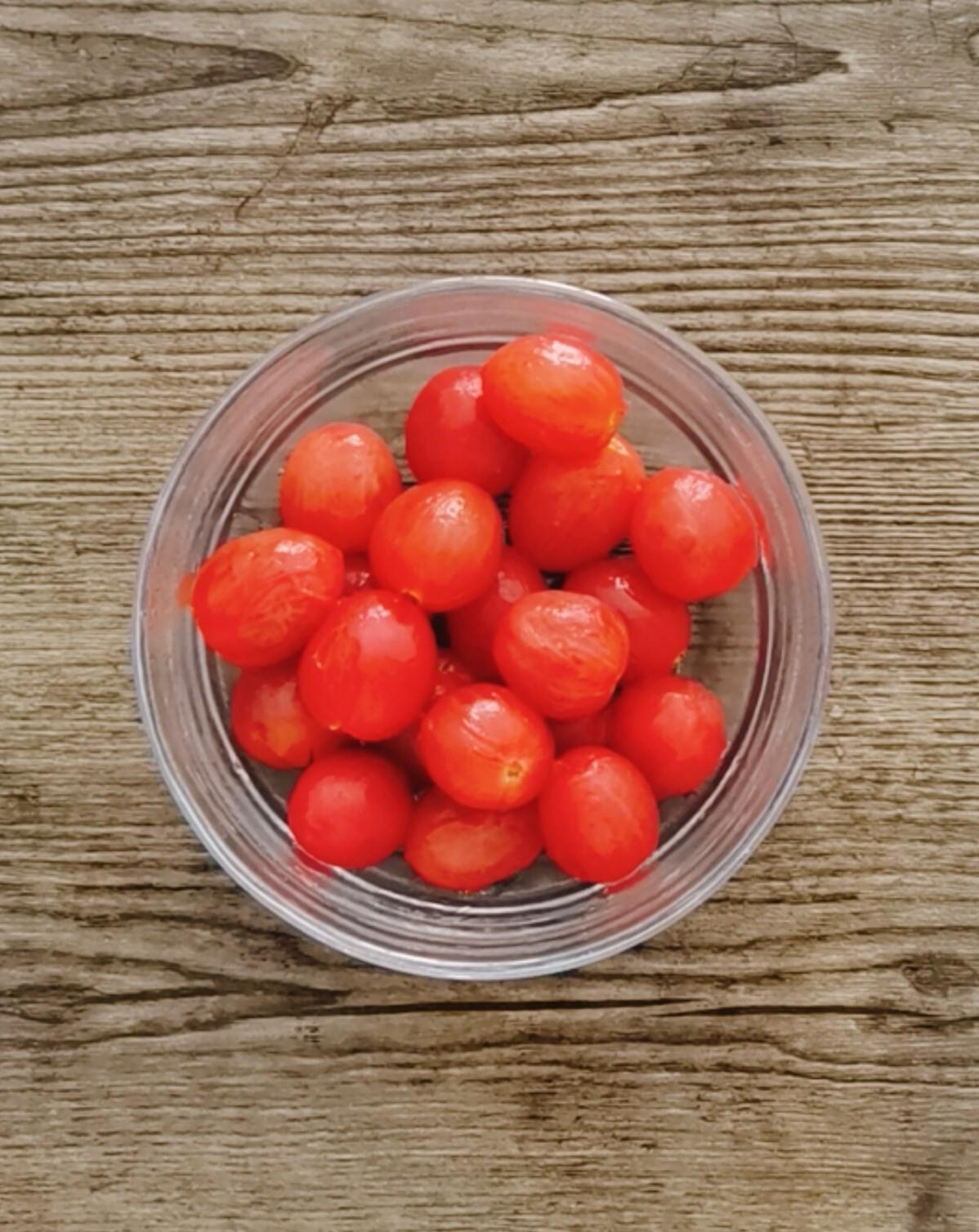 去皮后放入消过毒的玻璃碗中3.捞出过凉2.放入开水中烫10秒1.