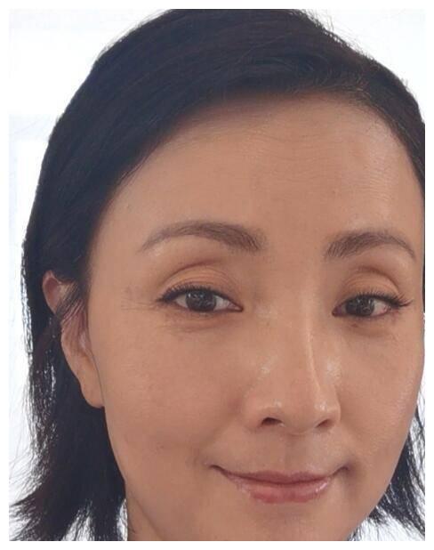 在陶虹的正面没有美颜显示真实的颜值,皮肤黝黑,眼窝陷得很深