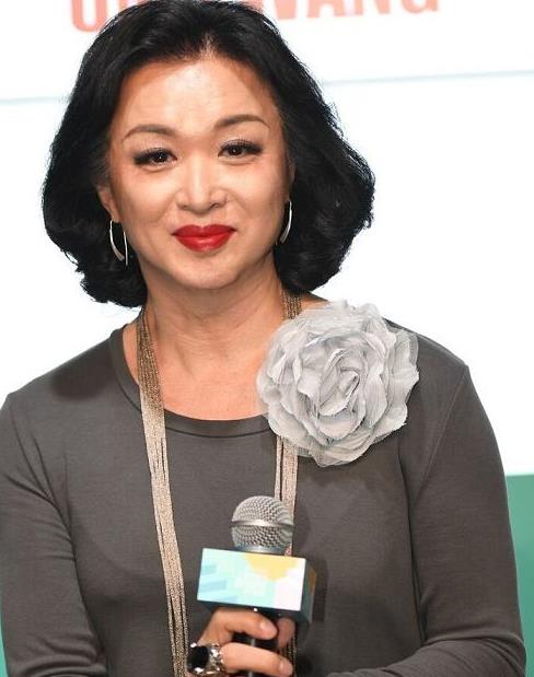 金星越老越有女人味烫了卷发穿灰色连衣裙比一般贵妇还有韵味