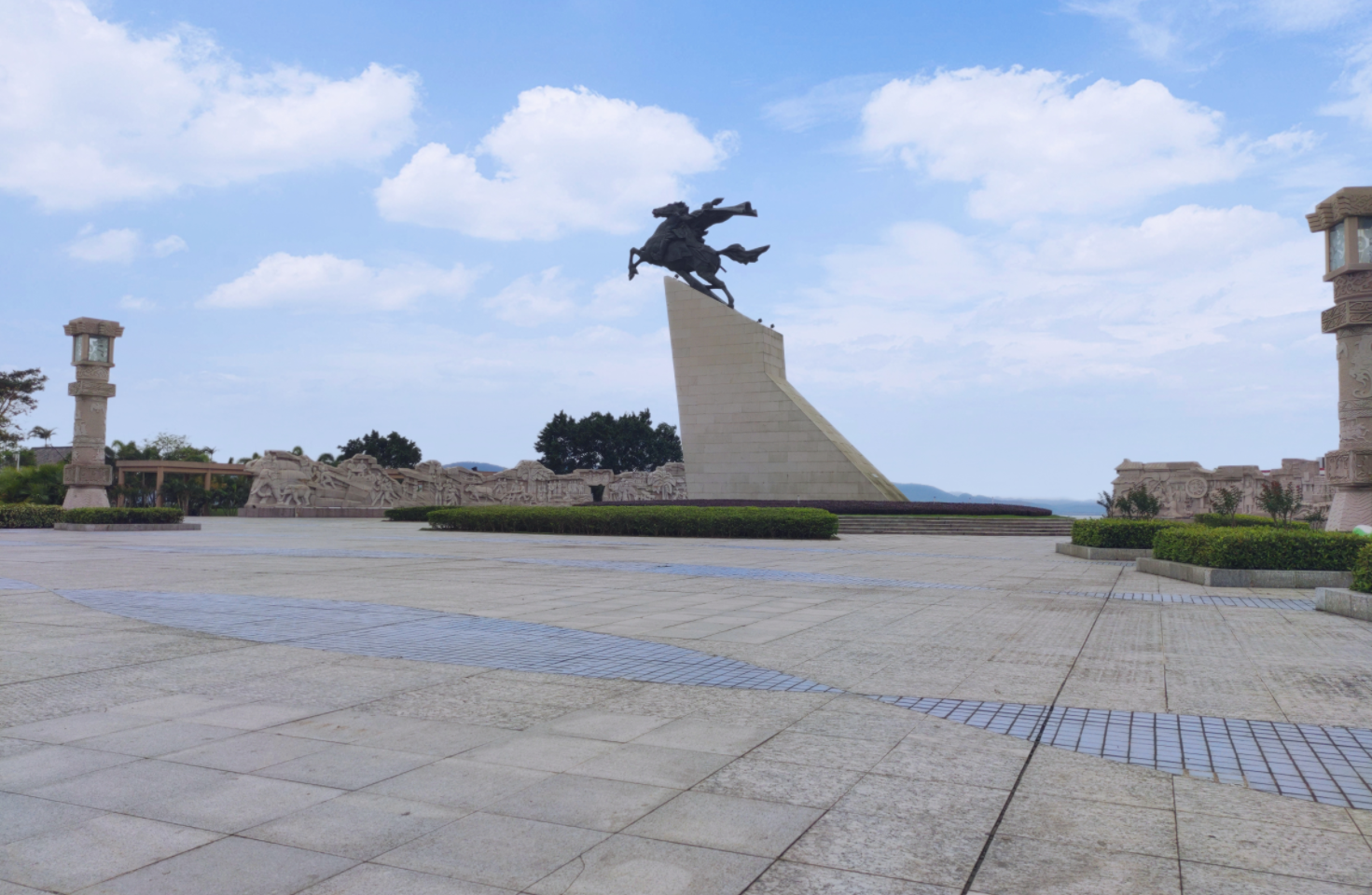 闲逛一下防城港的伏波文化园靠近海边是饭后散步的好地方